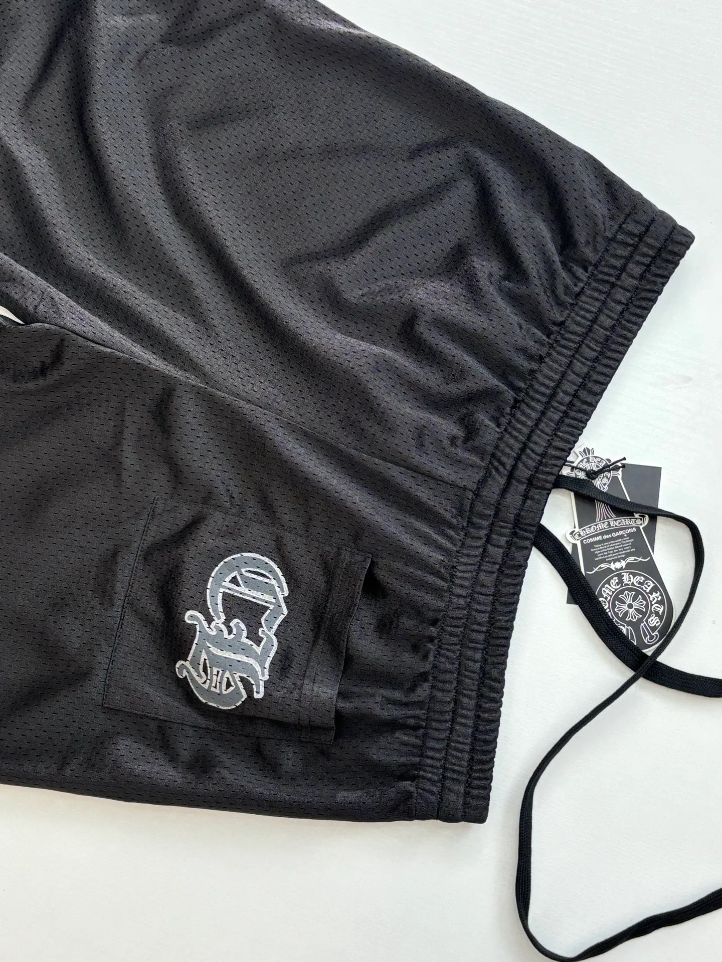 P340 Chrome Heart*/Chrome Heart Sanskrit mesh ice hockey suit straight trousers. The original version was purchased for 15,989 and developed. The fabric is made of custom weaving and dyeing technology. It is made of selected black mesh fabric, showing a unique sports style. The fabric has been specially treated to provide excellent breathability and comfort while maintaining a crisp and structured look. The double-layer design structure enhances the overall texture and makes the wearing experience more three-dimensional and full. The brand's iconic patterns are printed in many places, and high-precision printing technology is used to ensure that the patterns are clear and sharp. The silver printing has a glitter effect, showing charming luster changes under different lights. All printings undergo strict color difference control to ensure accurate color reproduction. The silver-plated pattern design on the sleeve arms is particularly eye-catching, showing the brand's consistent dark luxury style. In terms of details, the latest custom-woven labels are used, and the workmanship is exquisite. The overall shape is designed for both men and women, with both fashion and practicality. This T-shirt perfectly combines sports elements with high fashion craftsmanship, making it the brand's iconic street style item.  Size：S/M/L